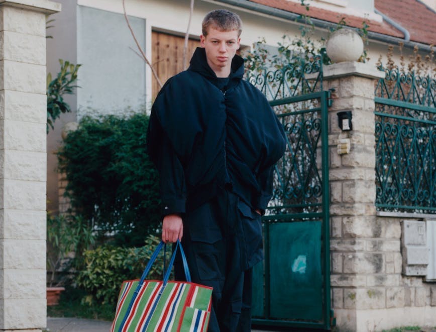 Bomber, DOLCE & GABBANA; hoodie, pantaloni e shopping bag, BALENCIAGA; scarpe, ROMBAUT