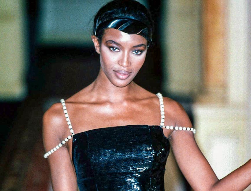 Naomi Campbell in passerella per l'Haute Couture autunno inverno 1996 di Chanel (Getty Images)