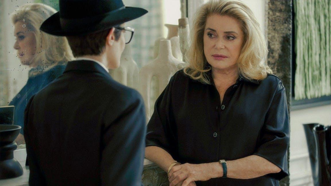 Chiara Mastroianni e Catherine Deneuve in una scena di "Marcello Mio", al cinema dal 23 maggio (Courtesy Lucky Red)