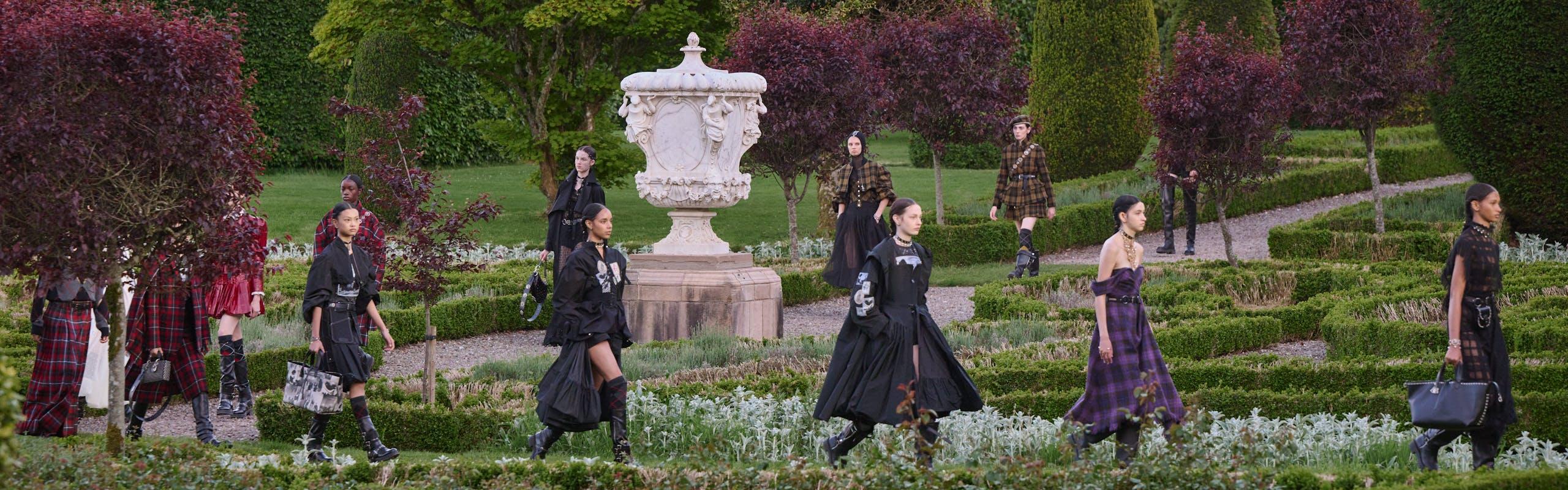 Il finale della sfilata Dior Cruise 2025 by Maria Grazia Chiuri (Adrien Dirand/Drummond Castle/Courtesy Dior)