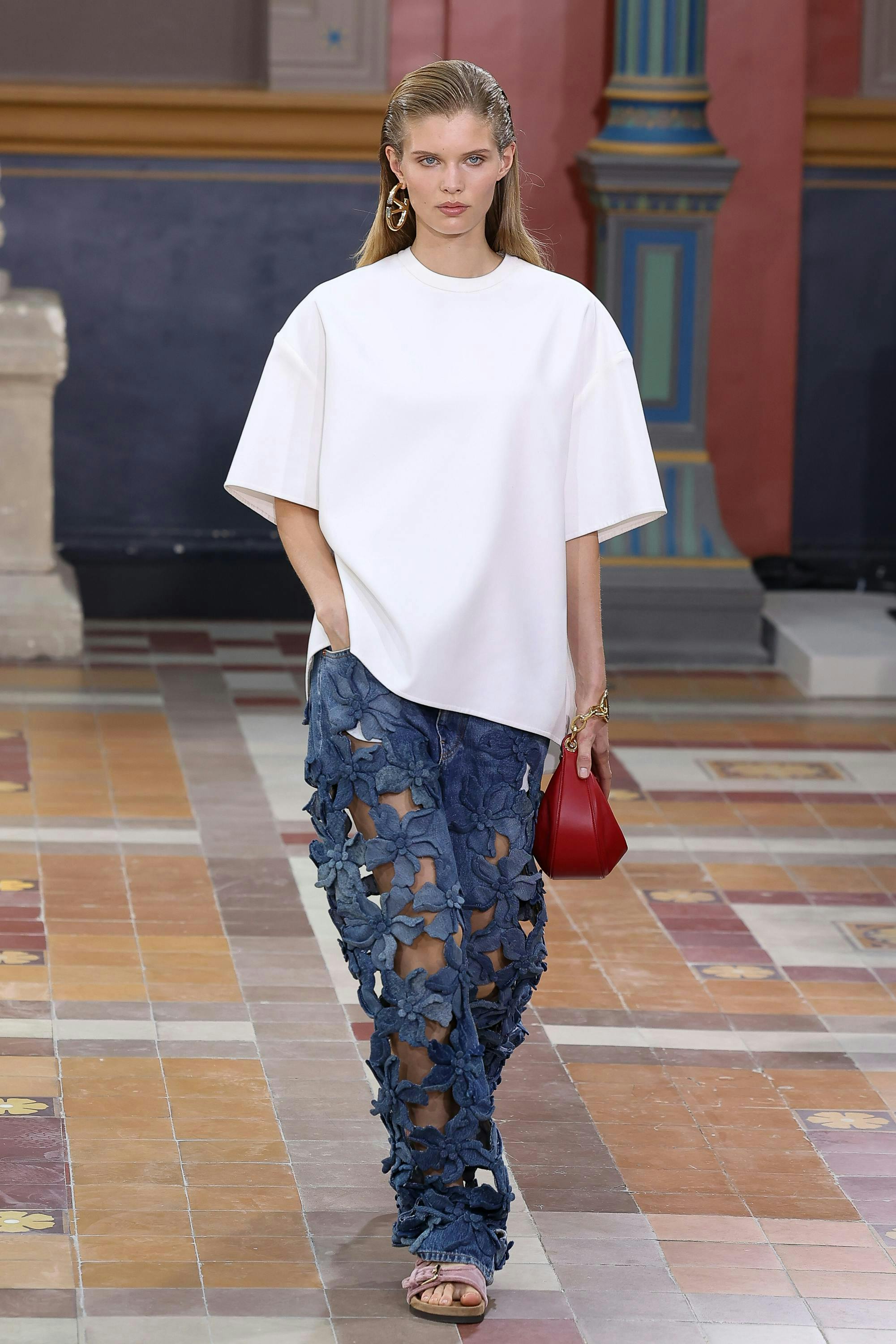 I jeans Valentino con ricamo Hibiscus SS24