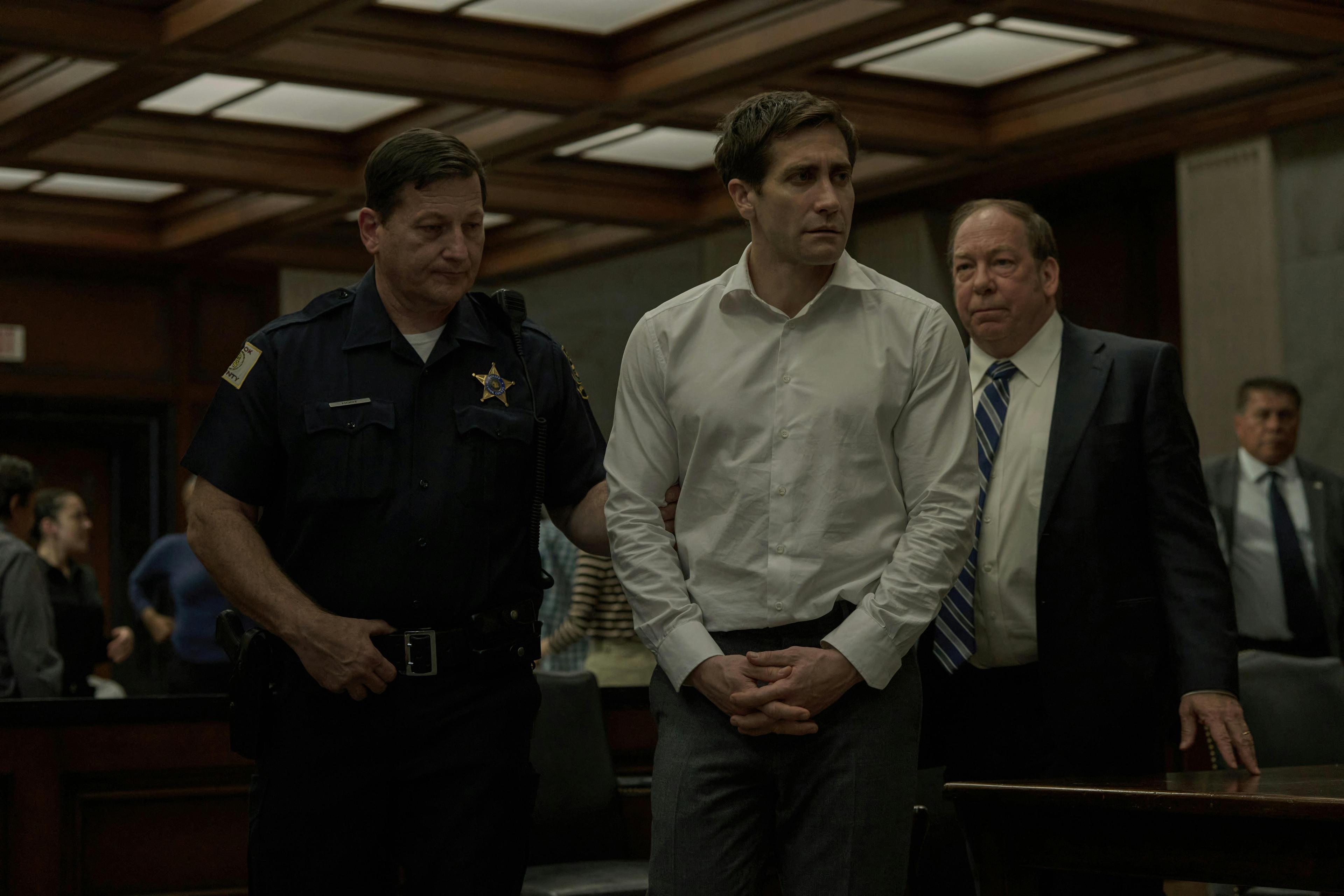 Jake Gyllenhaal e Bill Camp nel secondo episodio di “Presunto innocente”, disponibile dal 12 giugno 2024 (Courtesy Apple TV+)