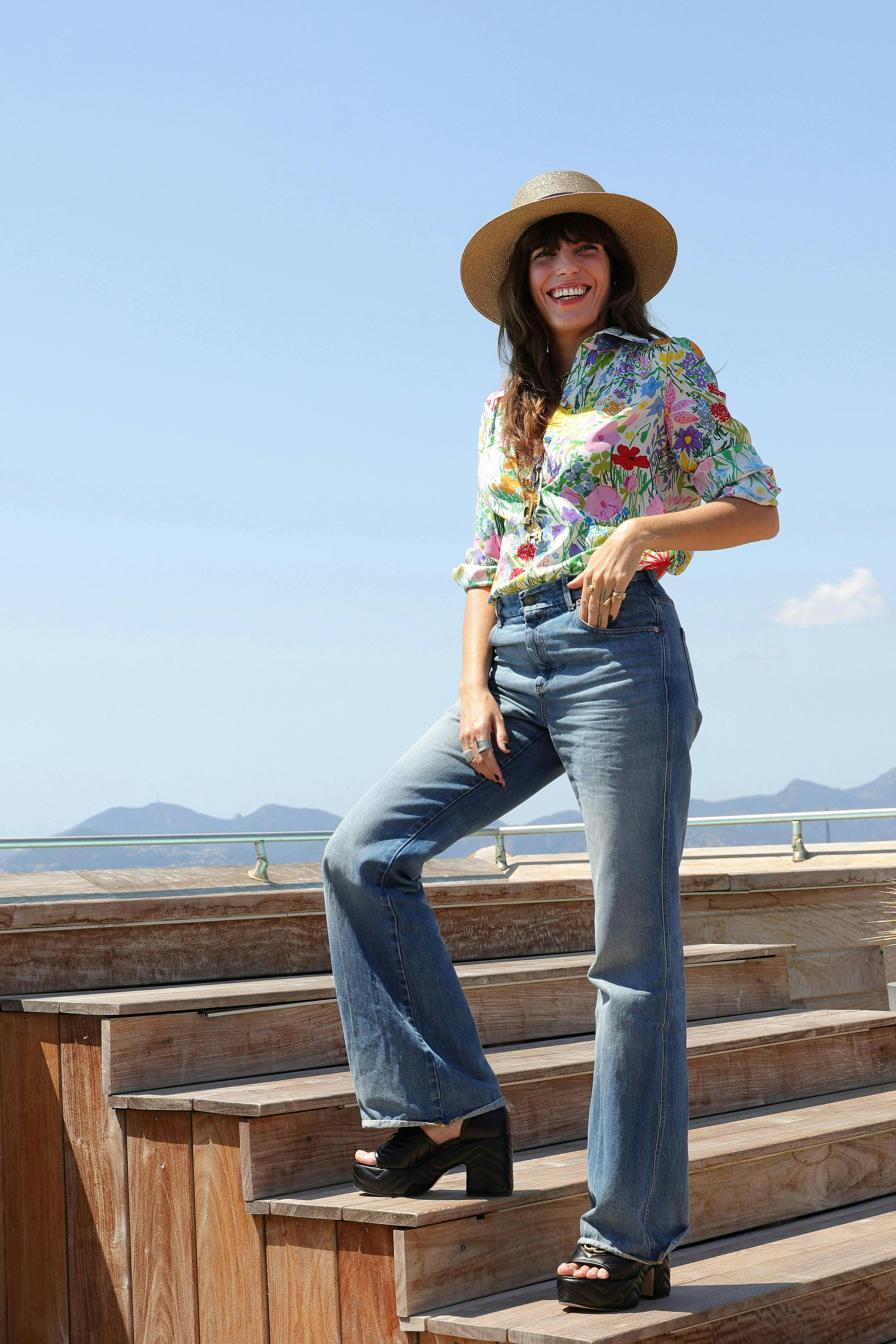 Lou Doillon in camicia floreale e jeans a vita alta