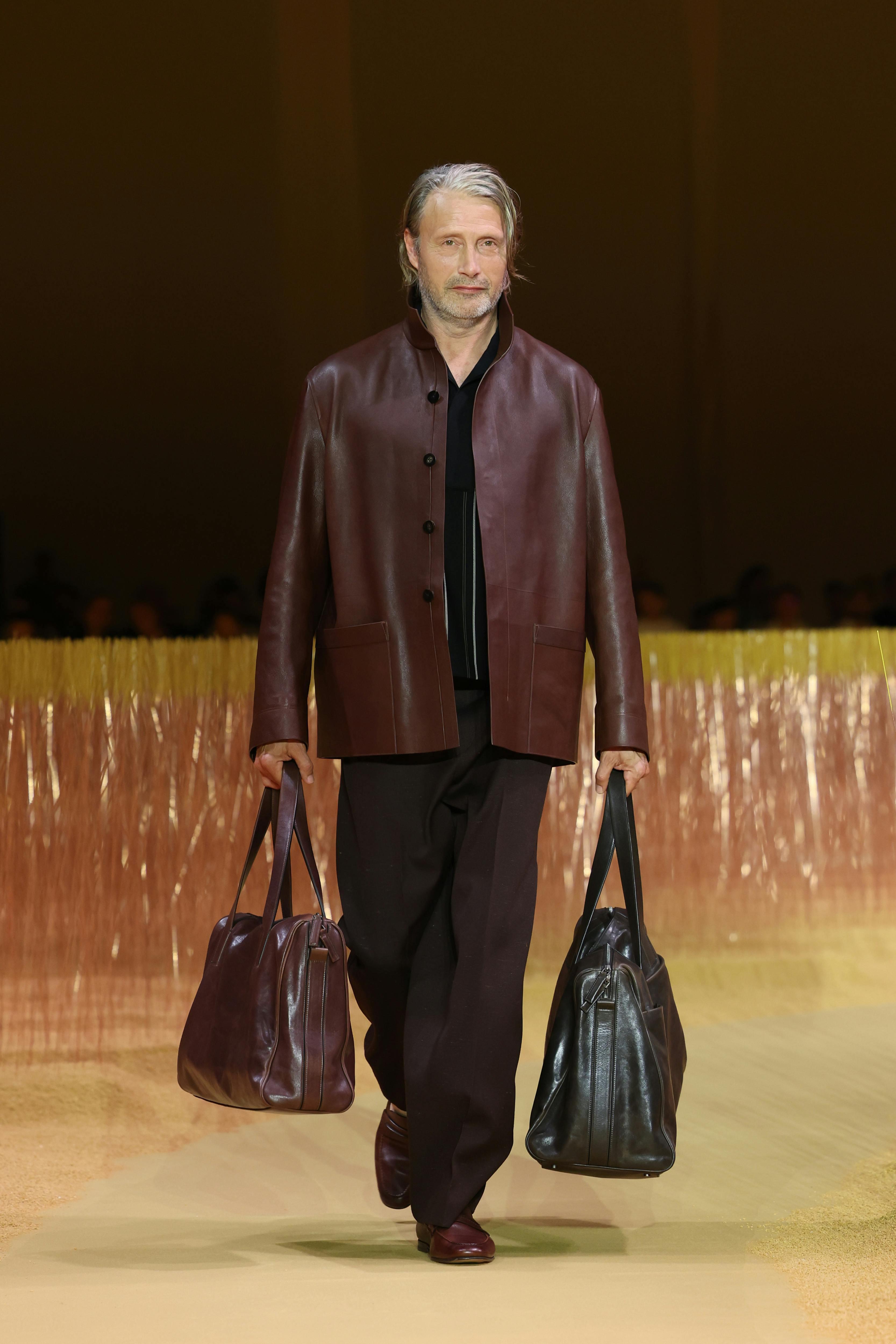 Mads Mikkelsen in passerella per la primavera estate 2025 di Zegna (Getty Images)