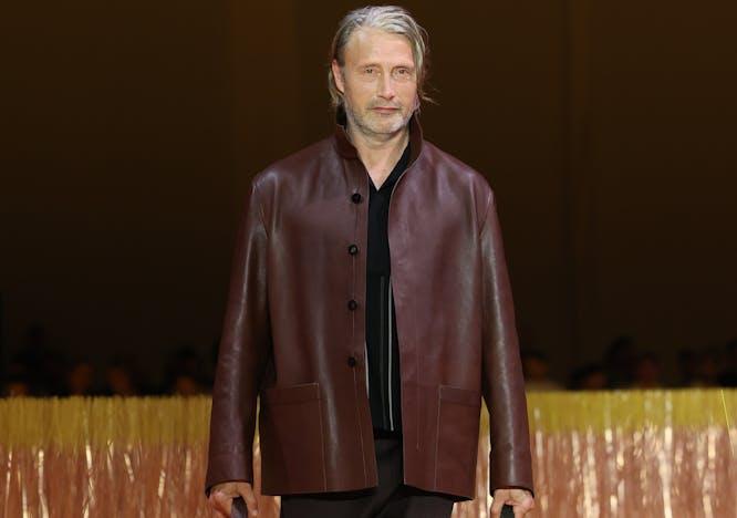 Mads Mikkelsen in passerella per la primavera estate 2025 di Zegna (Getty Images)