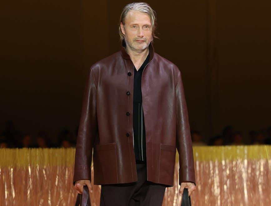 Mads Mikkelsen in passerella per la primavera estate 2025 di Zegna (Getty Images)