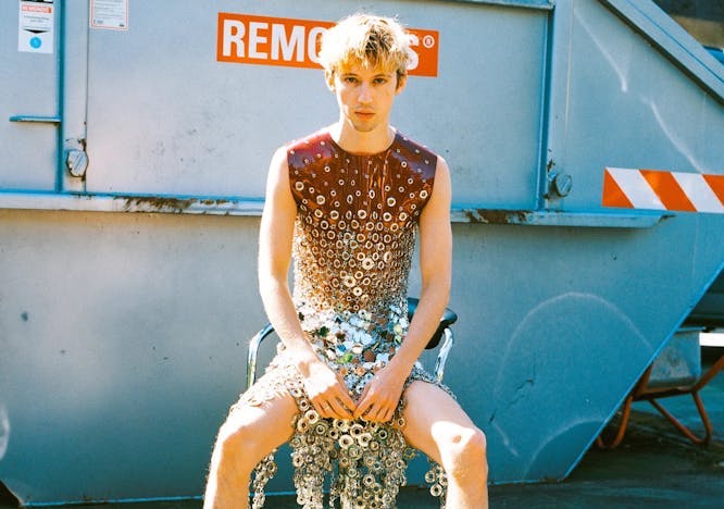 Troye Sivan sul set di "Rush" mentre indossa un capo in maglia metallica e pelle dalla collezione ready-to-wear primavera estate 2023 (Marina Mónaco/Courtesy Capitol Records, LLC)