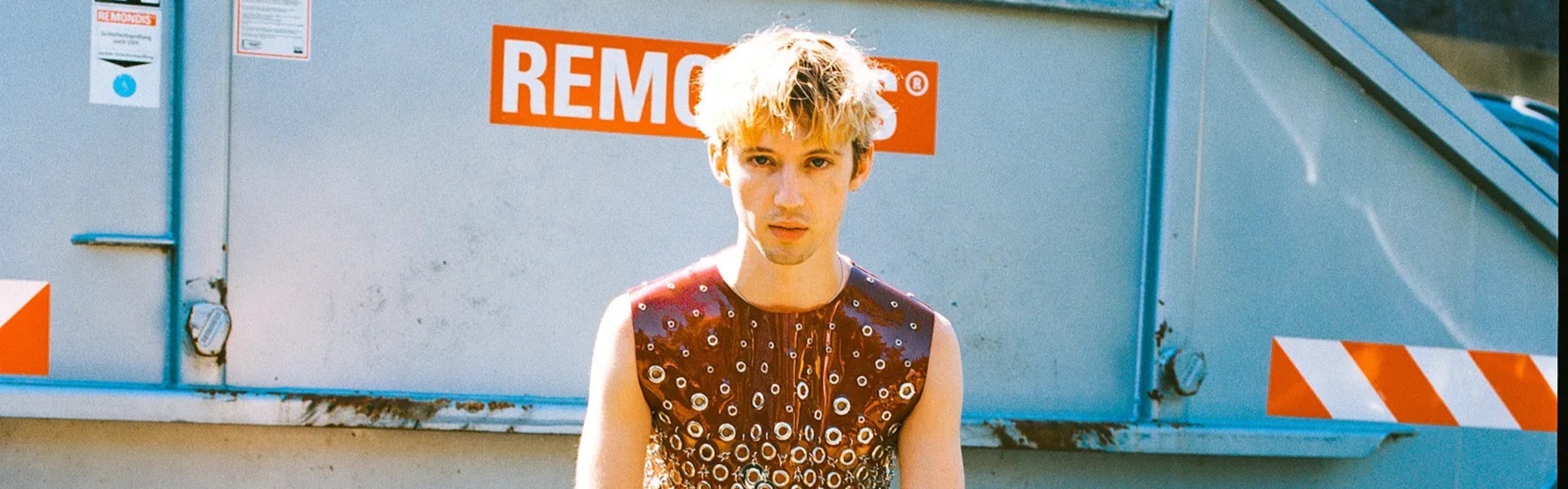 Troye Sivan sul set di "Rush" mentre indossa un capo in maglia metallica e pelle dalla collezione ready-to-wear primavera estate 2023 (Marina Mónaco/Courtesy Capitol Records, LLC)