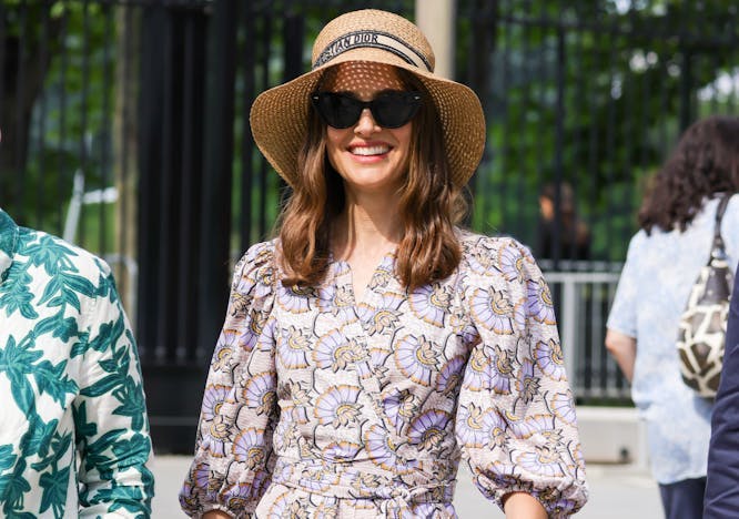 Natalie Portman al Roland Garros con un cappello di paglia Dior (Getty Images)