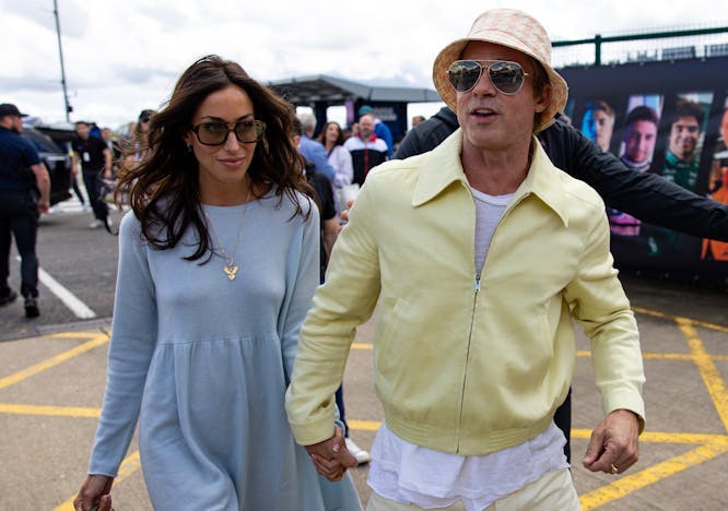 Brad Pitt e Ines de Ramon a Silverston durante il Gp di Formula 1 di Gran Bretagna (Getty Images)