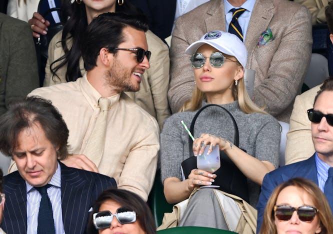 Ariana Grande e Jonathan Bailey (Getty Images)