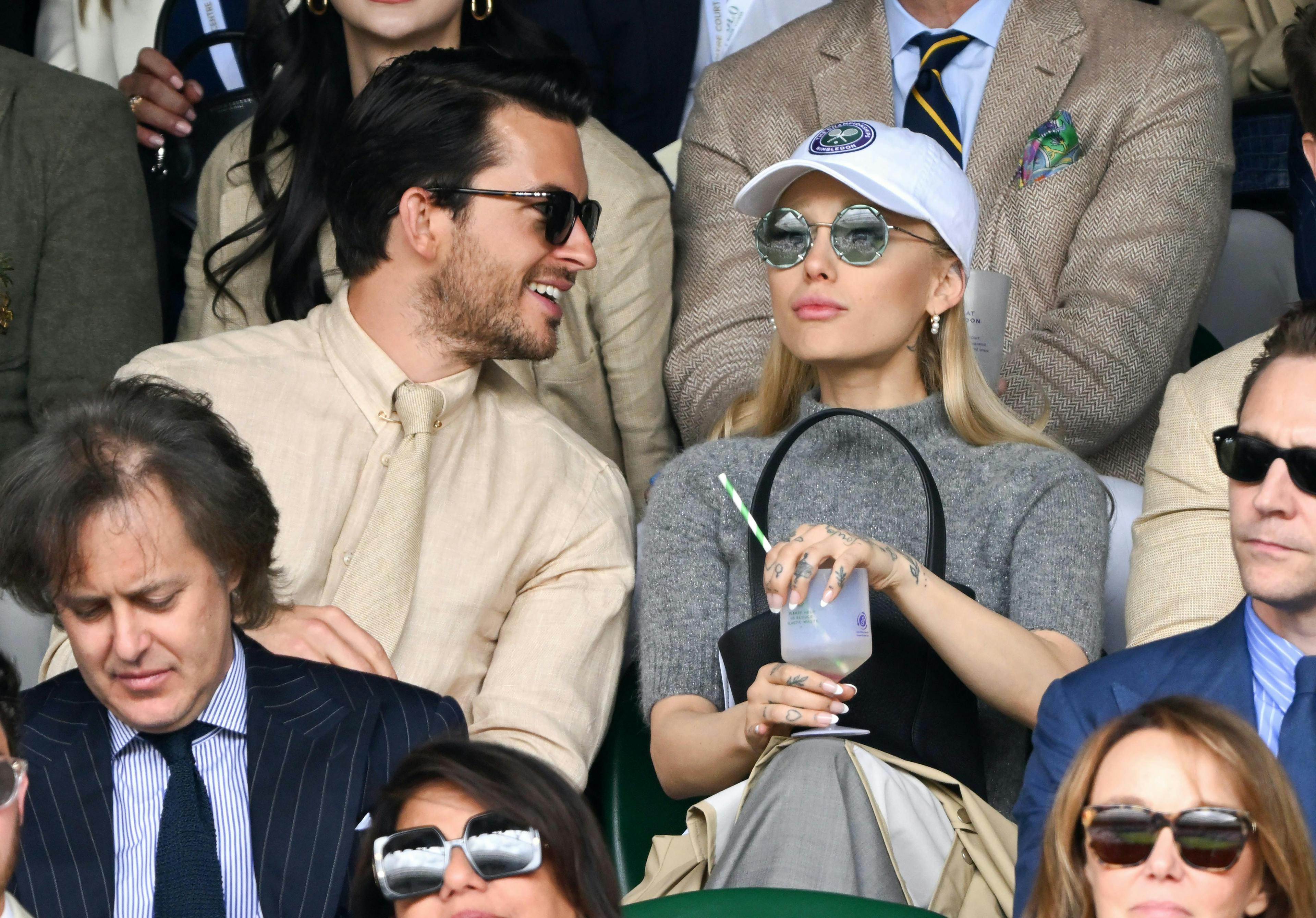 Ariana Grande e Jonathan Bailey (Getty Images)