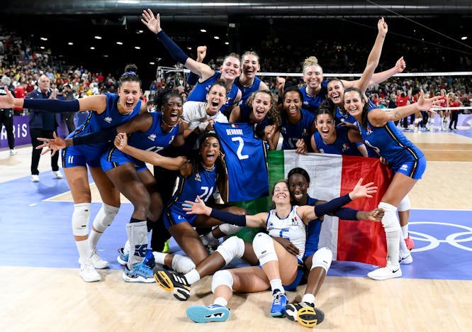 team mates victory paris 2024 olympic games paris 2024 olympic games paola ogechi egonu players paris2024 myriam fatime sylla volley oghosasere loveth omoruyi caterina chiara bosetti final xxxiii olympic games volleyball paris footwear shoe wristwatch people person celebrating adult female woman necklace