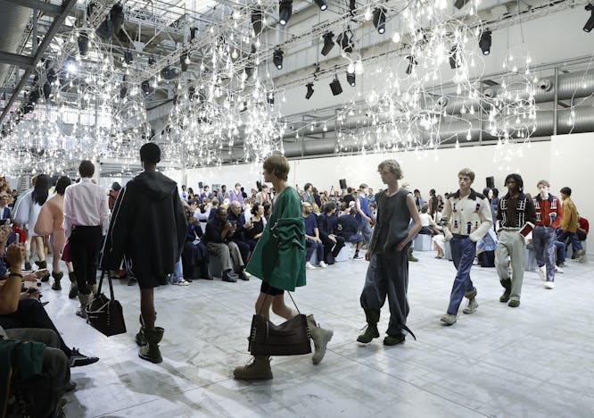 La sfialta uomo primavera estate 2025 di JW Anderson (Getty Images)