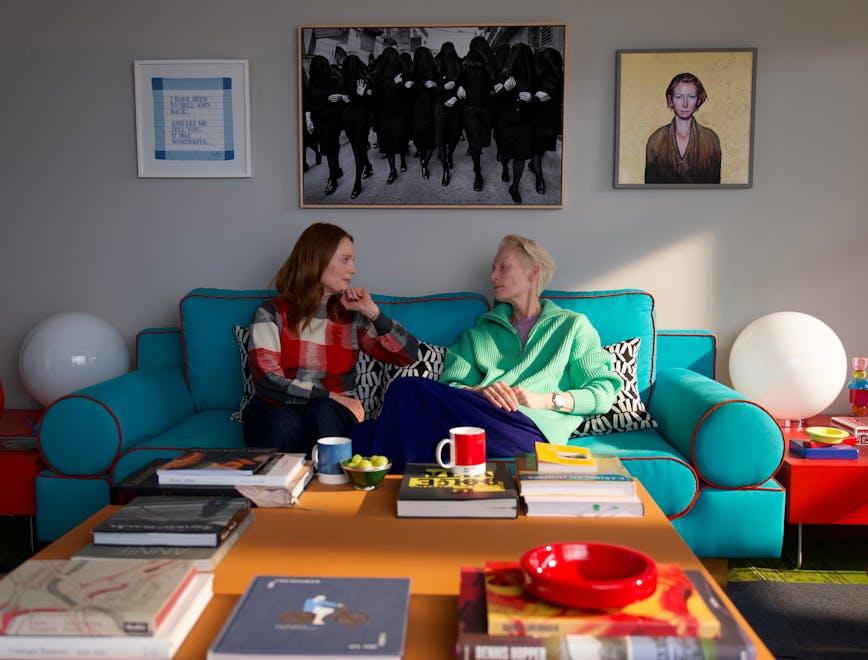 Una scena con Tilda Swinton e Julianne Moore da "La stanza accanto - The room nextdoor" di Pedro Almodovar (Courtesy of La Biennale)