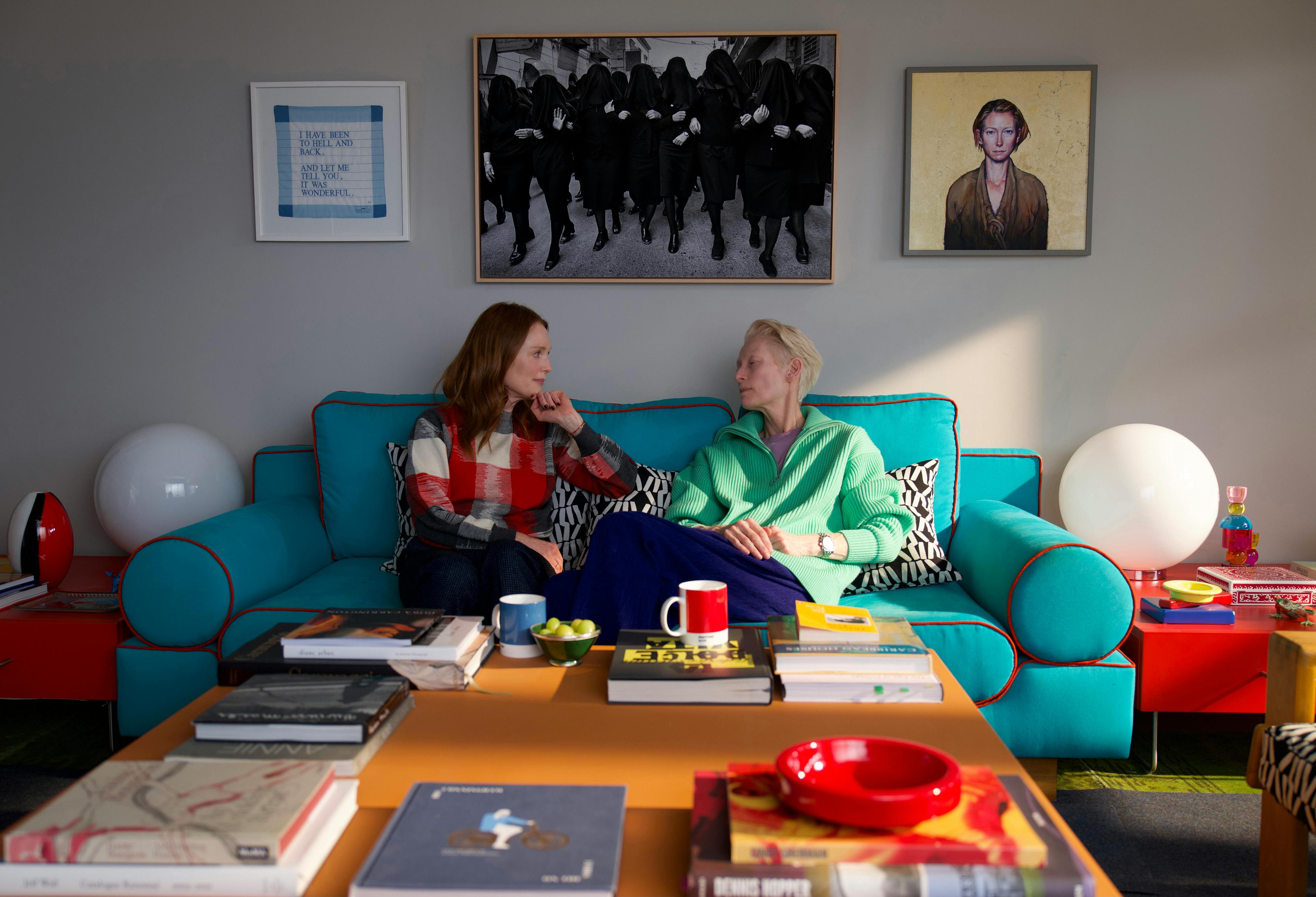 Una scena con Tilda Swinton e Julianne Moore da "La stanza accanto - The room nextdoor" di Pedro Almodovar (Courtesy of La Biennale)