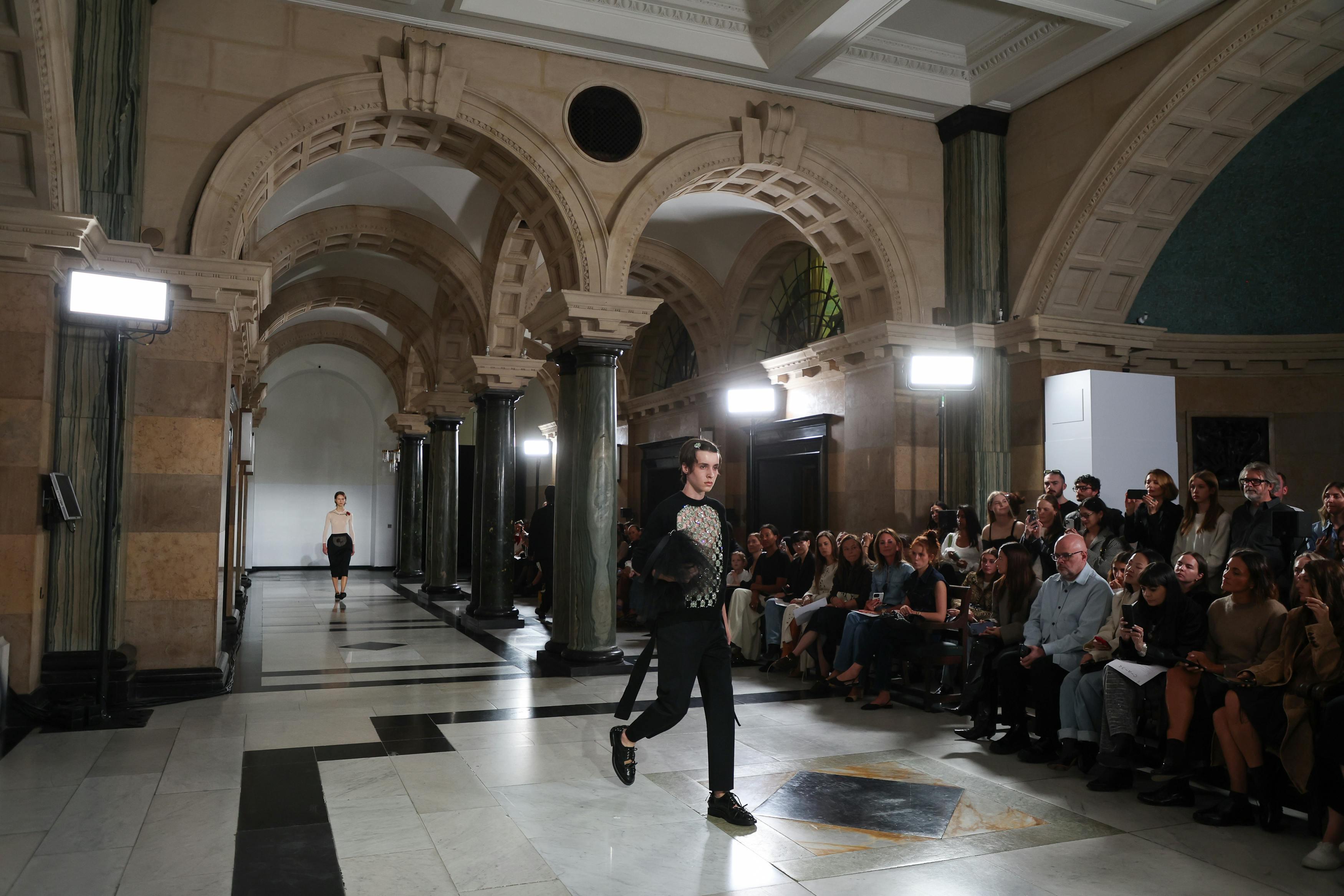 Simone Rocha sfilata donna e uomo primavera estate 2025 (Getty Images)